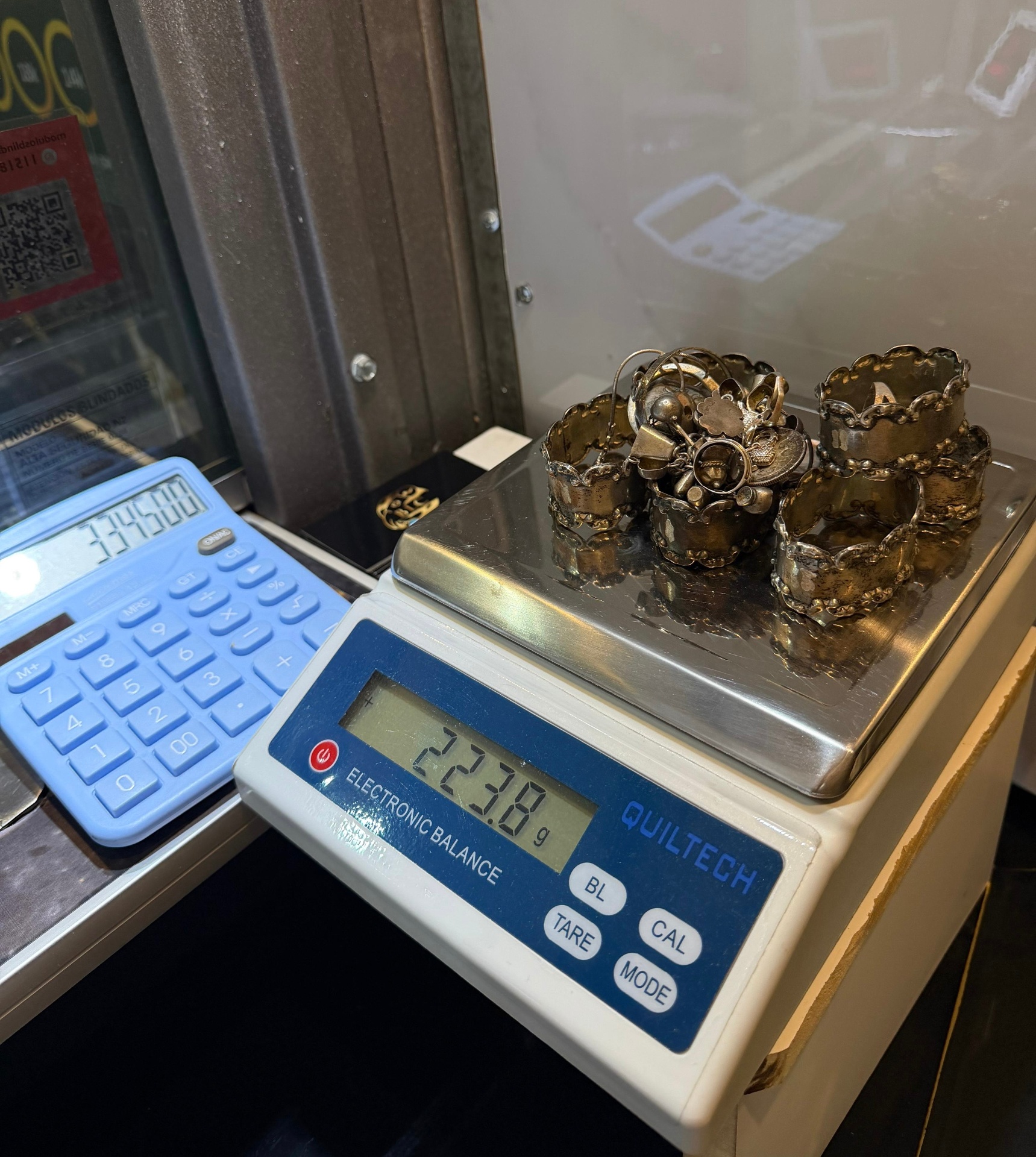 Pesaje de piezas de plata en balanza